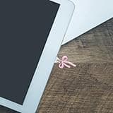 lasuroa 4pcs Bouchons Anti-Poussière pour Kindle, Couvercles à Nœud Insert Décoratif Port Chargement Type C Accessoires Anti-Poussière pour Téléphones Liseuses Cadeau Coquet (Rose, Violet)