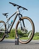 Powools Gonfleur Pneus Voiture Sans Fil – Compresseur à Air Portatif 150 PSI avec Arrêt Automatique & Lumière LED, Pompe à Vélo Électrique pour Voiture, Moto, Vélo, Ballon, 8.90 X 4.75 X 13.79 CM